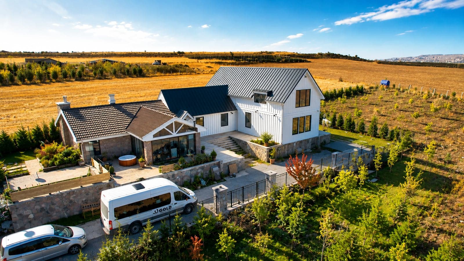 Ankara'da tamamlanmış beyaz cepheli modern farmhouse tarzı ahşap karkas ev